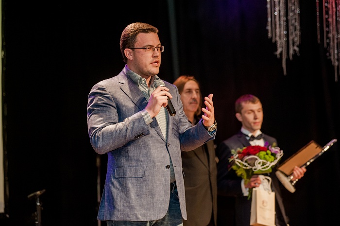 Денис Агашин вручает Премию "Человек города"