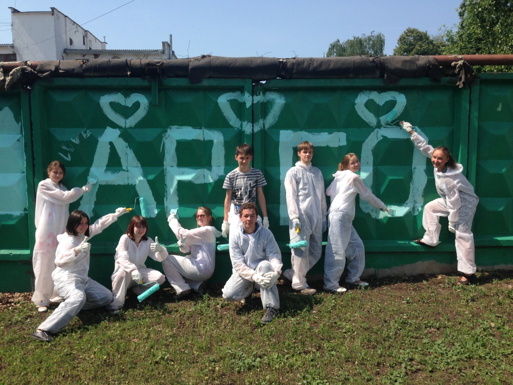 волонтеры за работой 